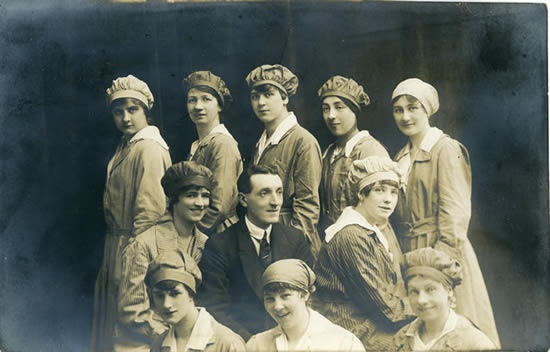 Munitions workers, First World War. A White House Studios, Newport, Mon postcard.