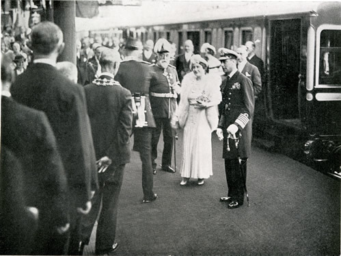 King George V1 and Queen Elizabeth Arriving At Newport Station 1937 ...